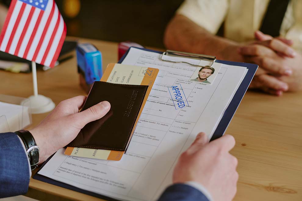 Documentos de aprovação com passaporte em destaque
