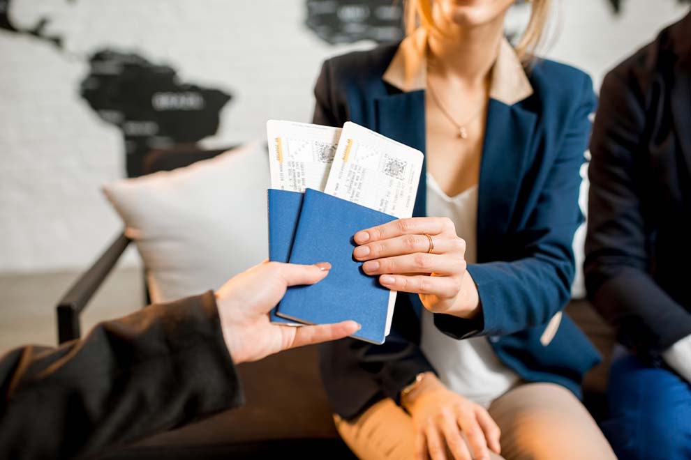Pessoa entregando passagens e passaporte em viagem