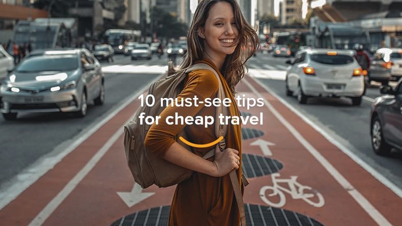 moça com mochila sorrindo ciclovia 