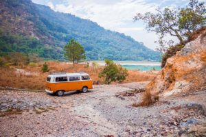 imagem de uma kombi em direção a praia