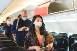 pessoas em fila dentro de uma avião