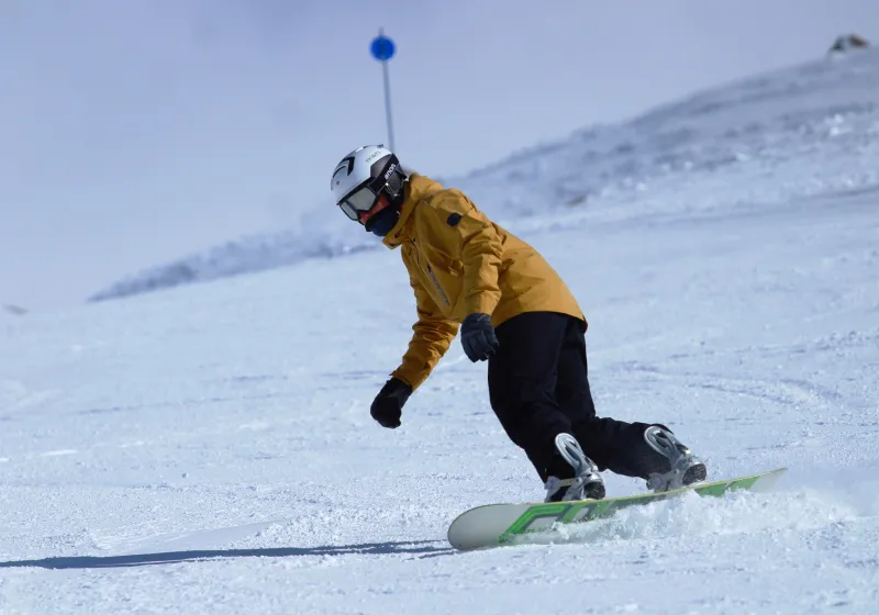 imagem de uma esquiador na cidade de Bariloche, na Argentina