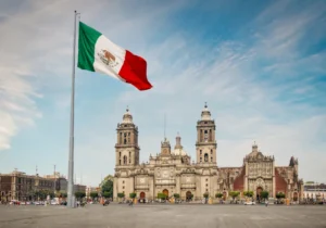 zócalo praça e catedral da cidade de México com bandeira