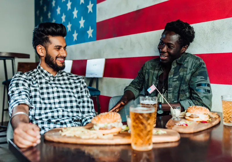 duas pessoas comendo em um restaurante no Estados Unidos 