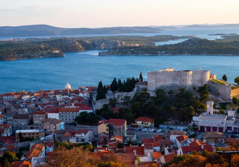 Visit the castle of Sao Jorge