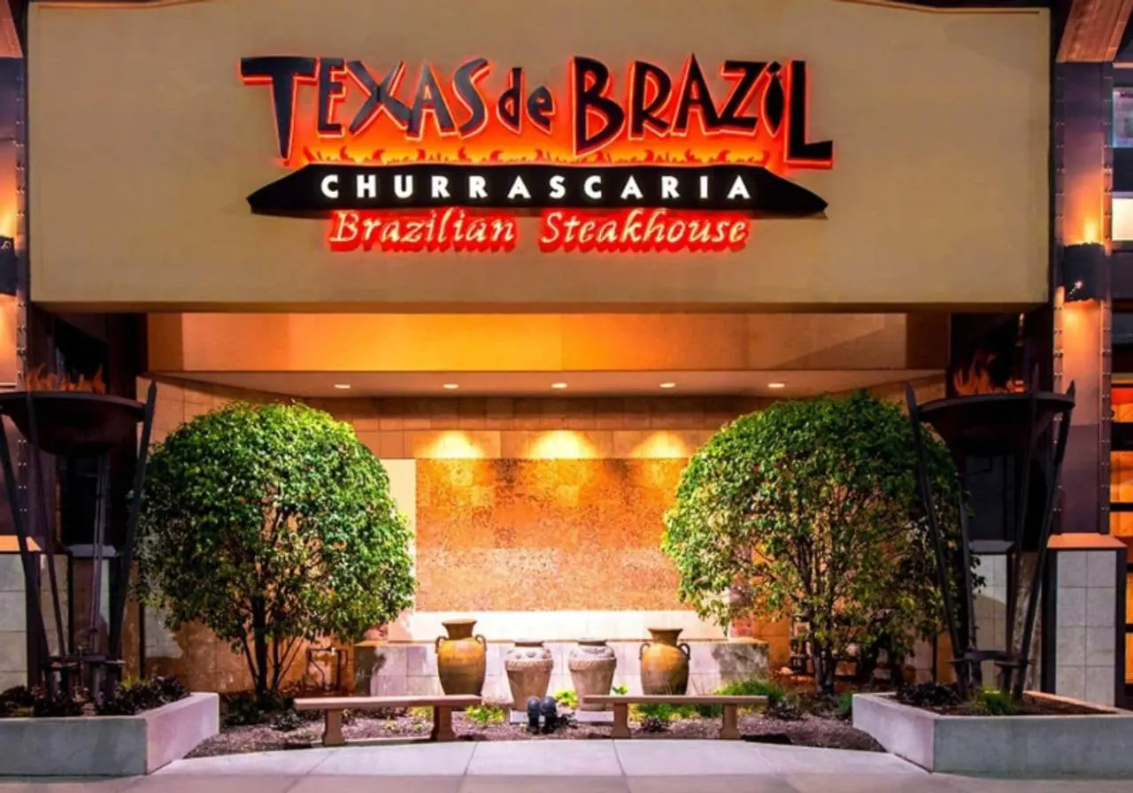 Entrada do restaurante Texas de Brazil Churrascaria Brasileira, um destino de culinária internacional convidativo para viajantes.
