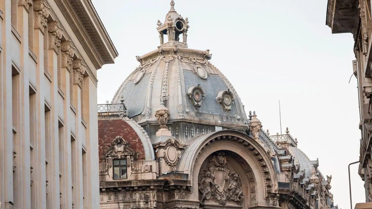 Cúpula e fachada ornamentada de um majestoso edifício histórico, ideal para explorar a arquitetura e cultura em sua próxima viagem.