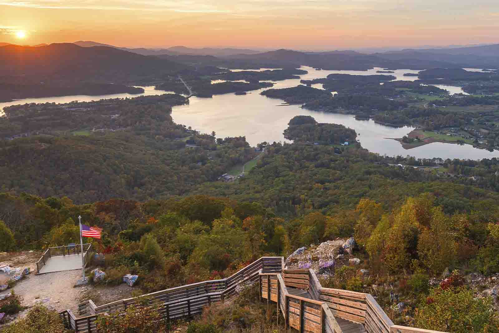 Imagem de Georgia, com uma floresta e um enorme lago, amanhecendo durante o outono 