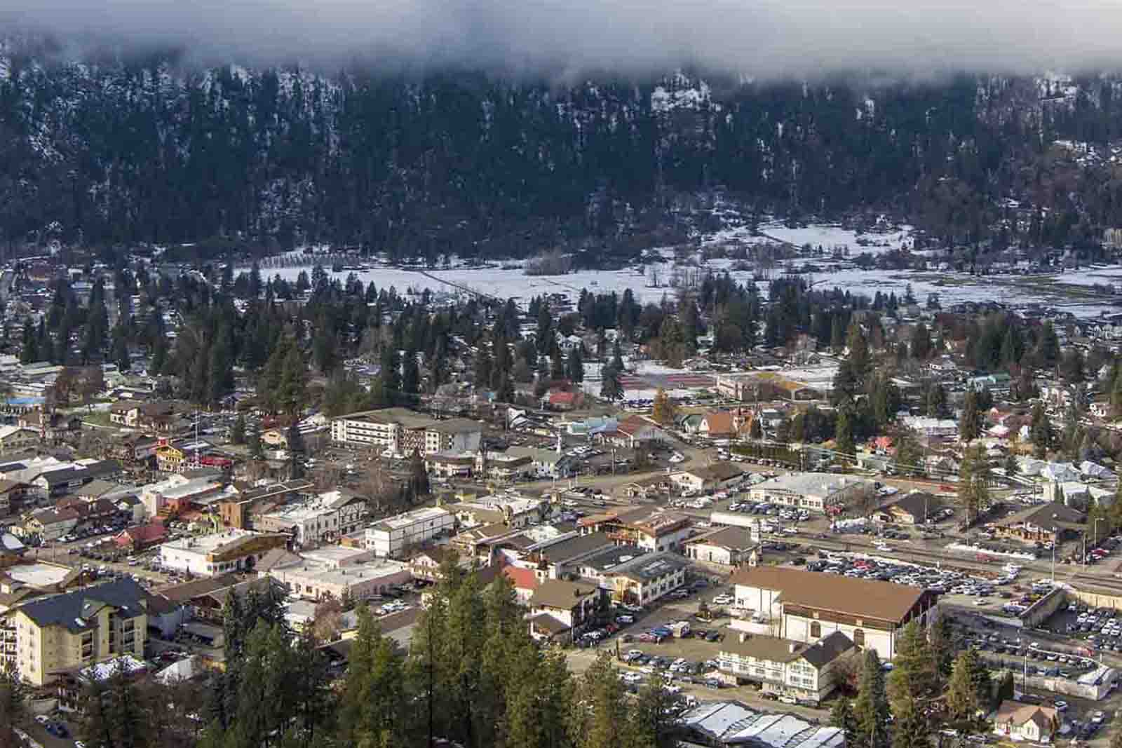 Imagem da cidade de Leavenworth em Washington, vista de cima durante o inverno 