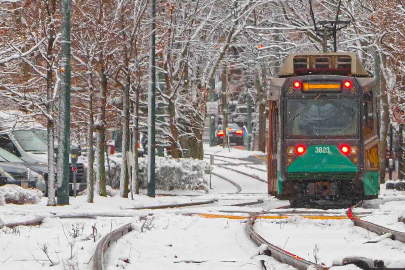 Imagem de um bonde fazendo seu caminho nos trilhos em Boston, durante o inverno 