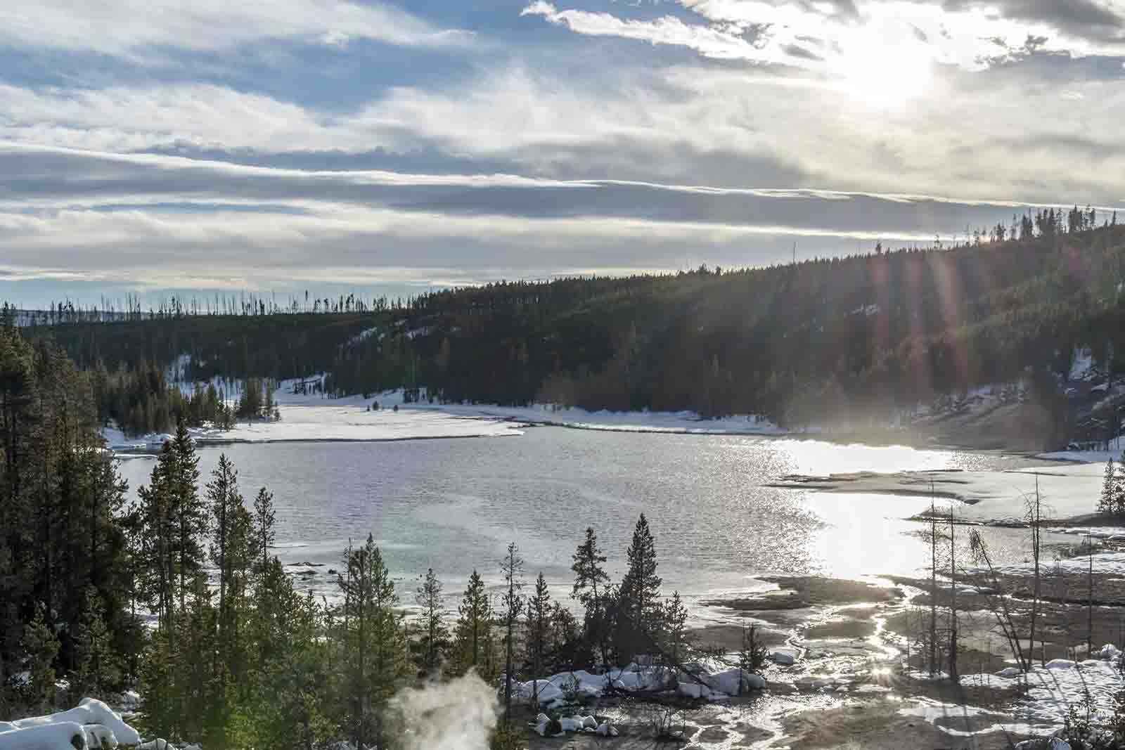 Imagem do parque de Yellowstone durante o inverno e de dia 