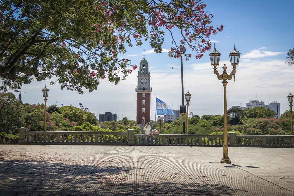 Praça de São Martim em Buenos Aires, durante o dia, com o céu azul. 