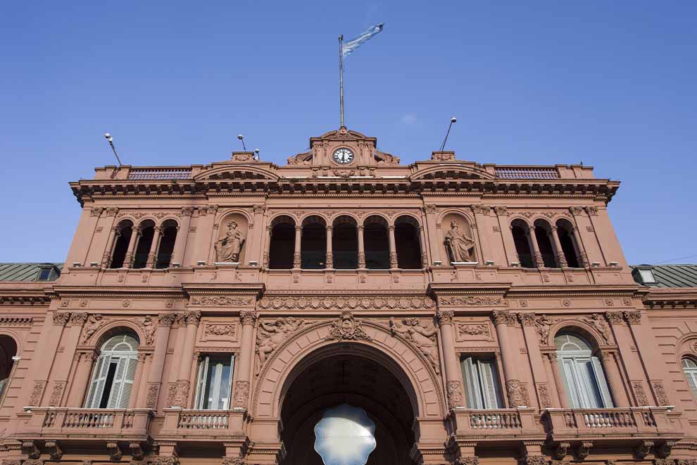 Casa Rosada de Bueno Aires, durante o dia , com o céu azul 