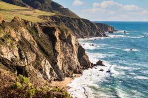 vista da costa do big sur em um dia ensolarado