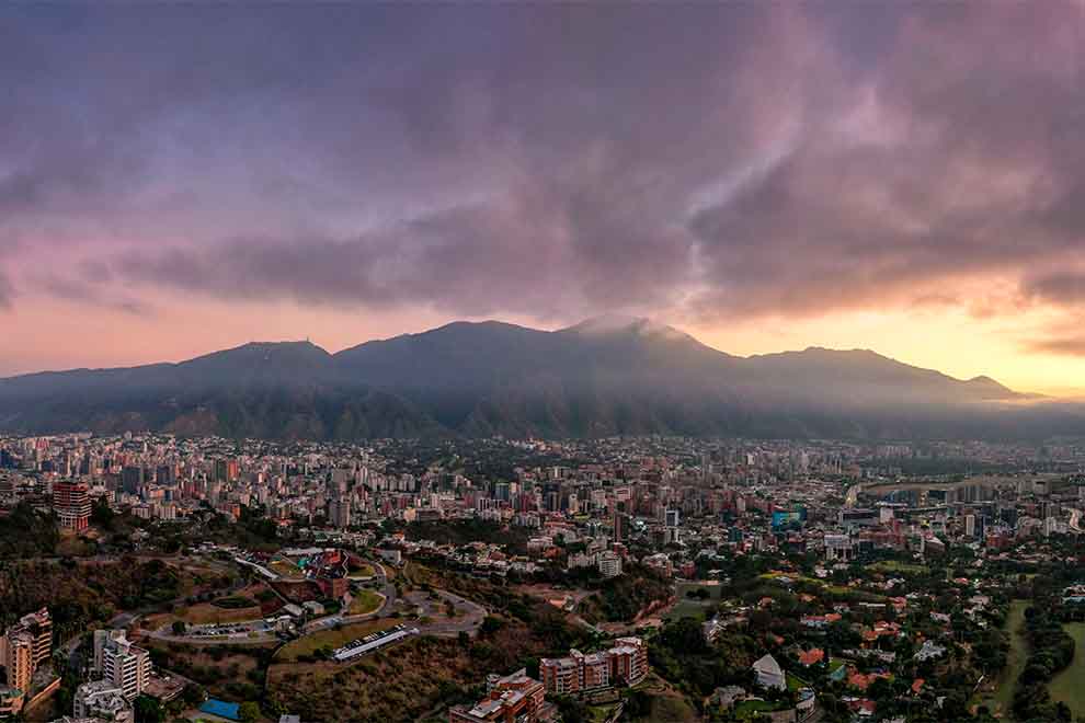 vista do alto da montanha El Alvila em Caracas no final do dia 