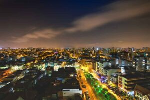 Cidade Lima, capital do Peru com a vista noturna