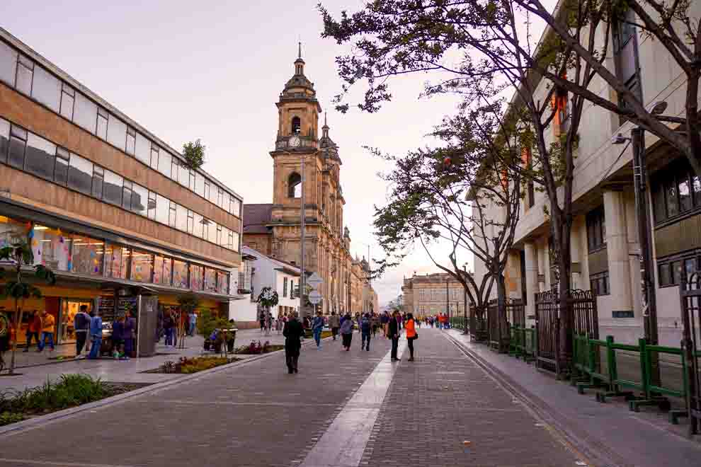 Praça Boliviar em um final de tarde com pessoa caminhando em um dia frio em Bogotá