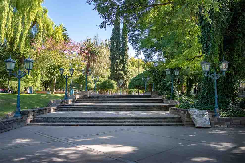 dentro da praça da Independência em Mendoza na Argentina em um dia ensolarado