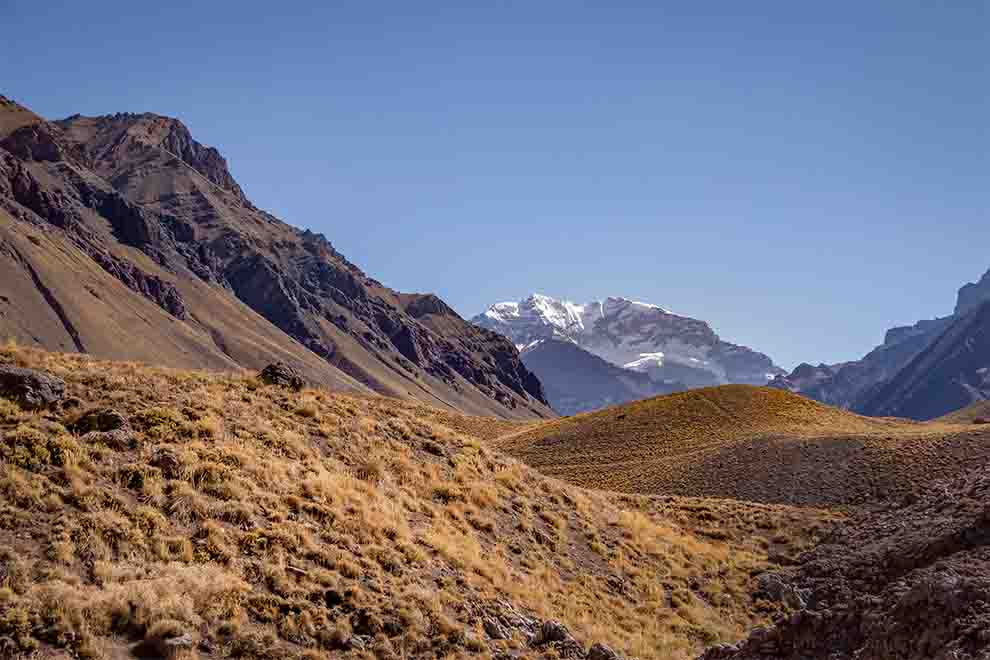 Montanha de Aconcágua de fundo em um dia nublado