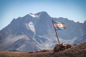 Uma bandeira da Argentina com uma montanha de Mendoza ao fundo