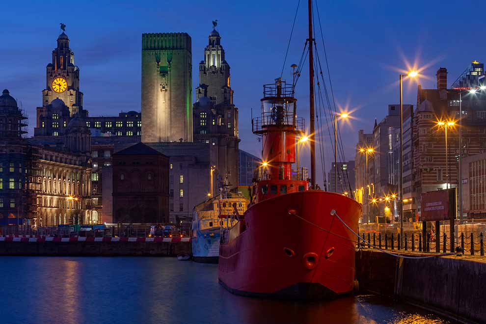 Barco vermelho no porto de Liverpool à noite