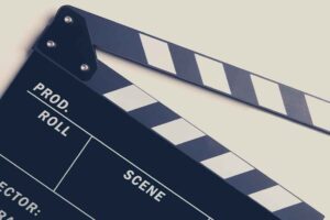 Clapperboard de cinema em fundo neutro.