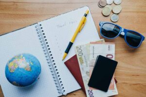 Caderno de dicas de viagem com dinheiro e acessórios