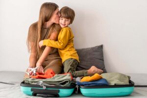Mãe e filho preparando malas para viajar
