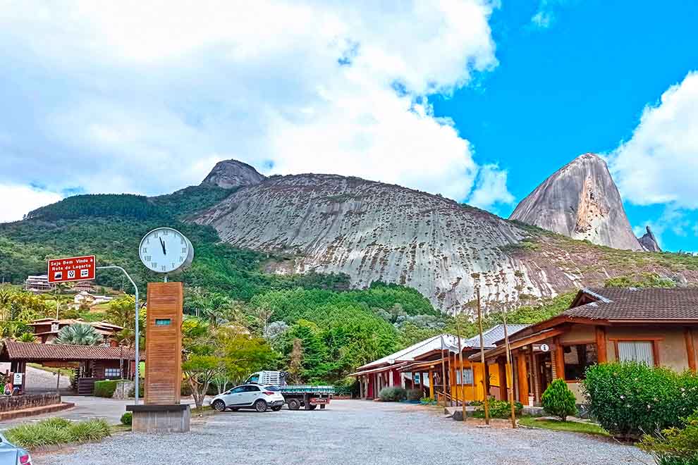 Vista da montanha com relógio e pousadas ao redor