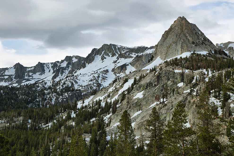 Montanhas cobertas de neve e vegetação exuberante