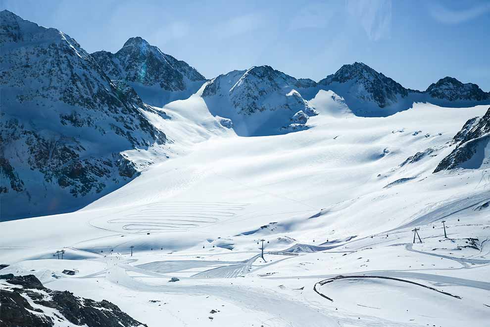 Paisagem de montanhas cobertas de neve