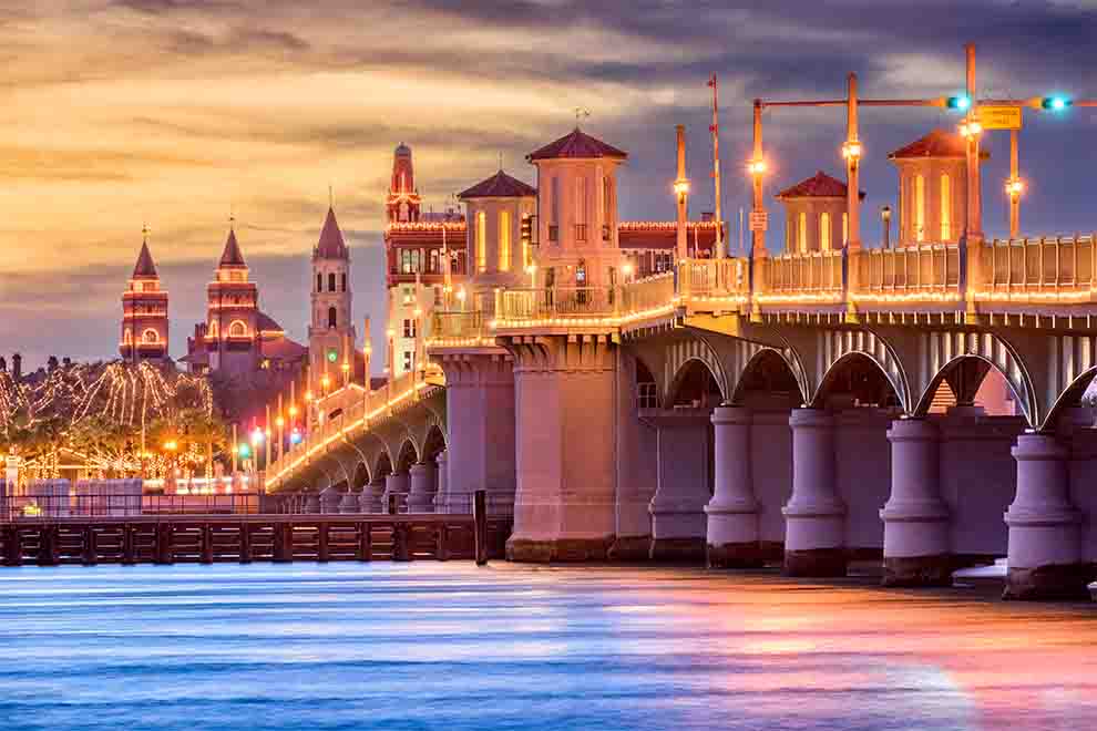 Ponte iluminada ao pôr do sol em St. Augustine