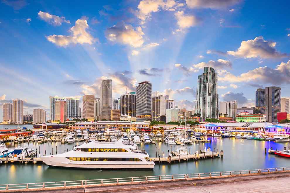 Pôr do sol sobre o porto de Miami com arranha-céus