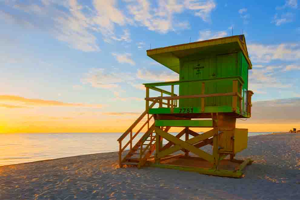 Posto de salva-vidas em praia ao pôr do sol