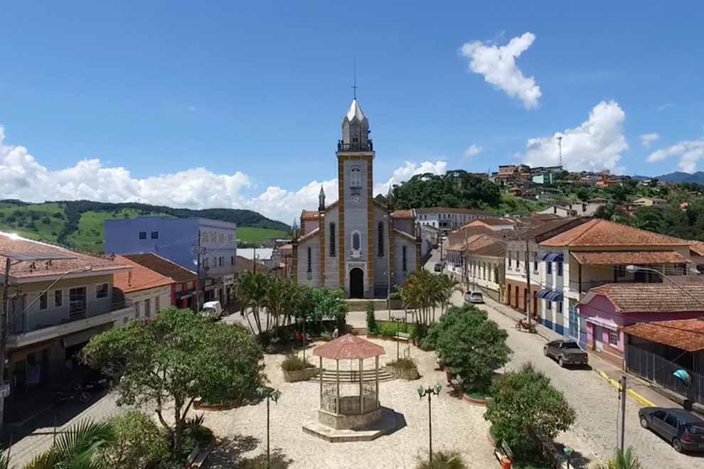 Vista panorâmica da praça central com a igreja