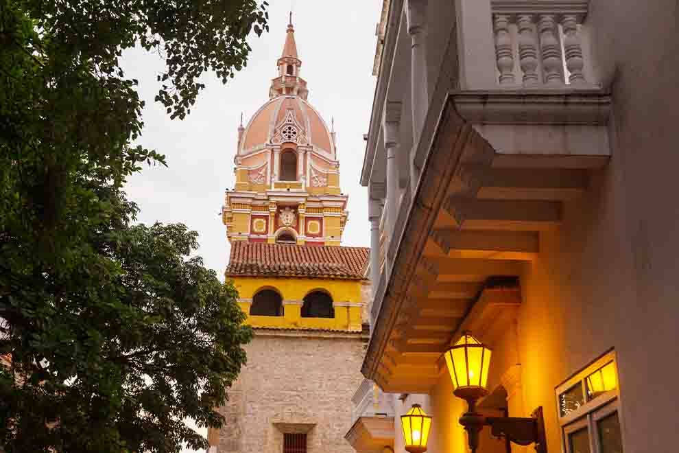 Torre de igreja em cidade histórica com árvores