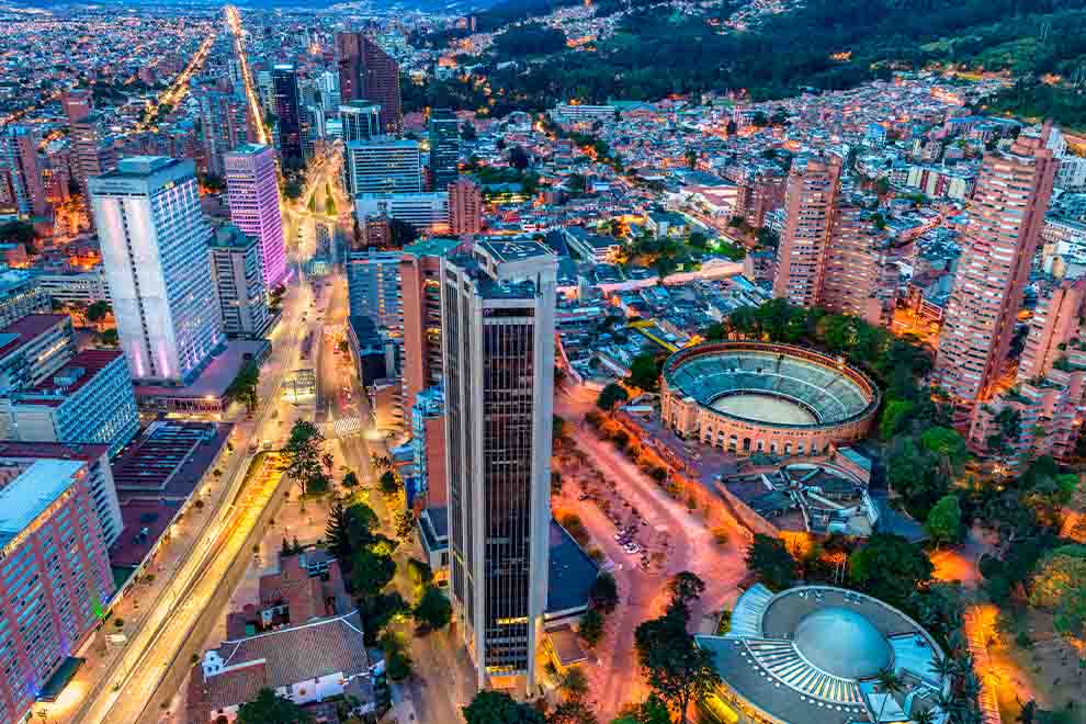 Vista aérea da cidade com arranha-céus e estádio