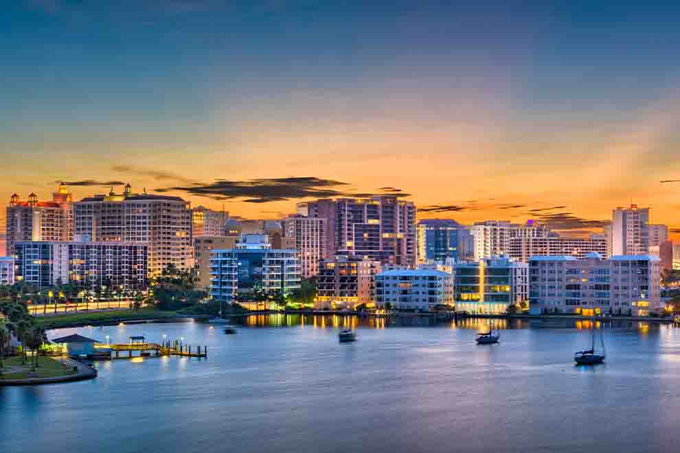 Vista da cidade à beira do lago ao pôr do sol