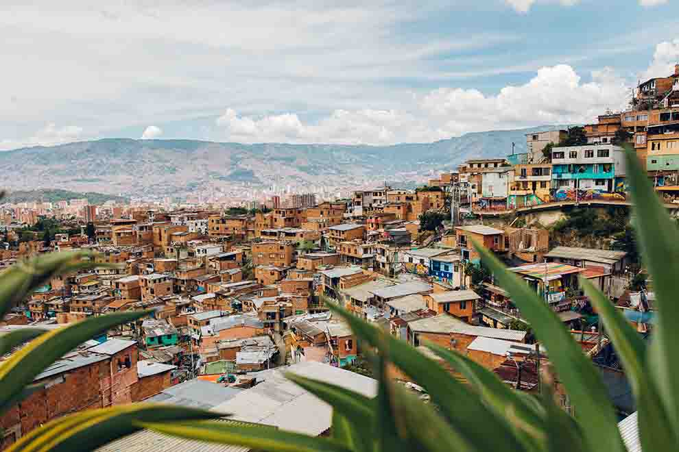 Vista panorâmica de uma favela em Medellín, Colômbia.