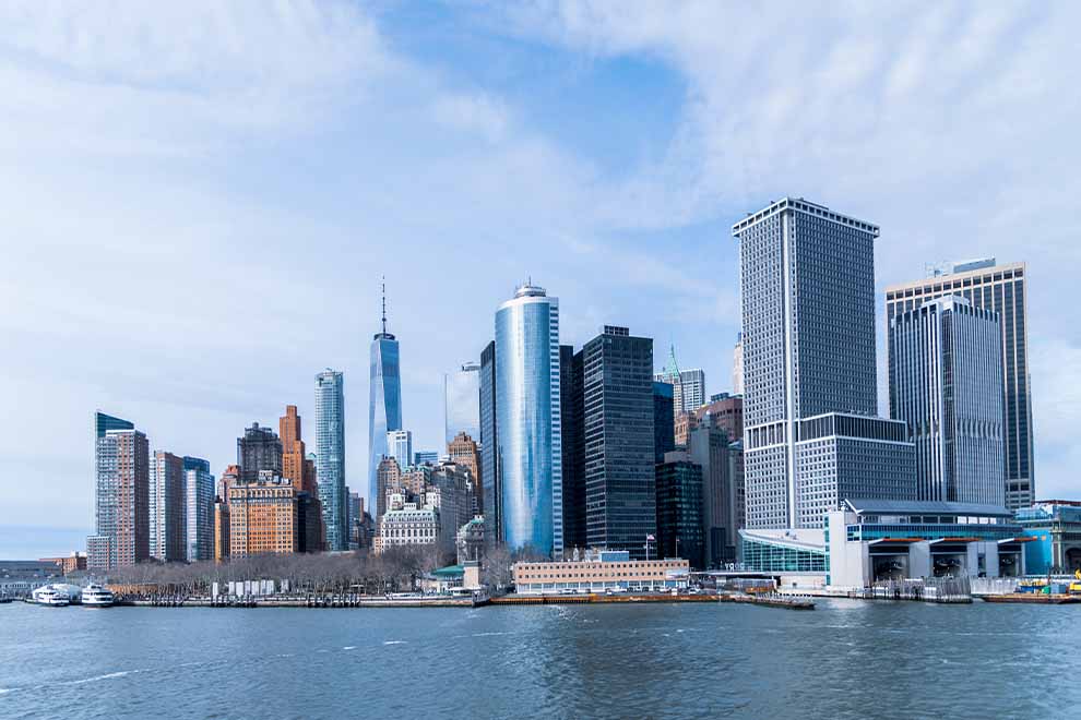 Vista do horizonte de Nova York com arranha-céus modernos