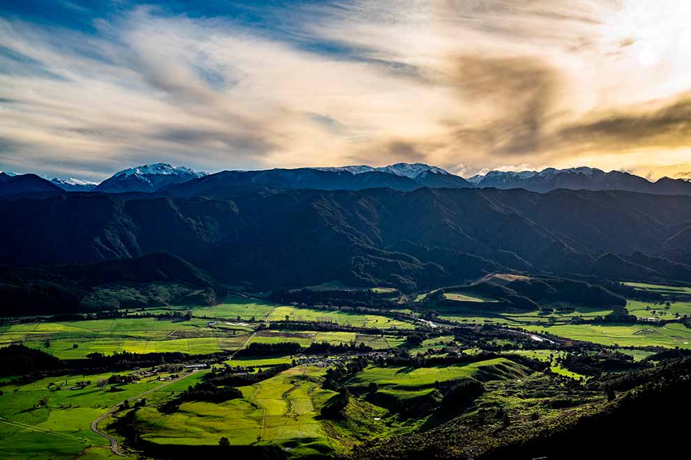 Vista panorâmica de montanhas e vales verdes