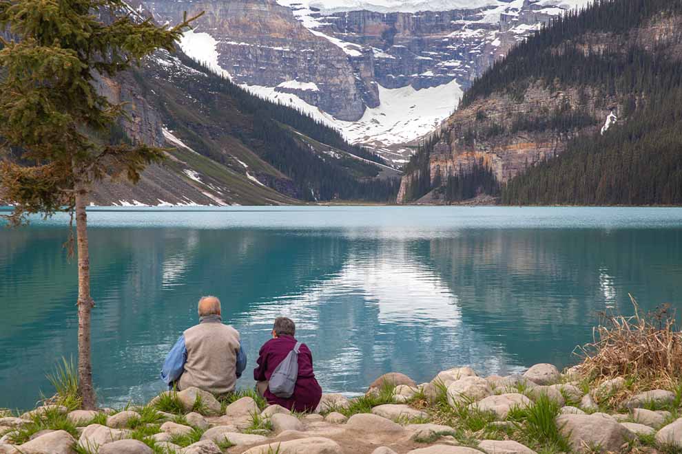 Casal aprecia a vista do Lago Louise nas Montanhas Rochosas.