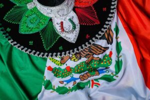 Chapéu mexicano sobre a bandeira do México