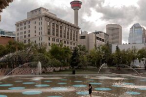 Vista do parque urbano em Calgary com fontes e edifícios.