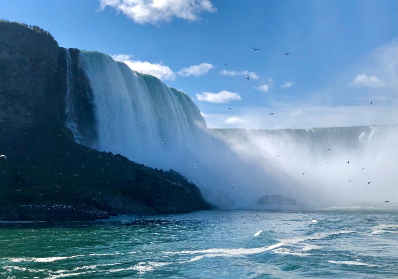 Cascatas majestosas em cenário grandioso e natural.