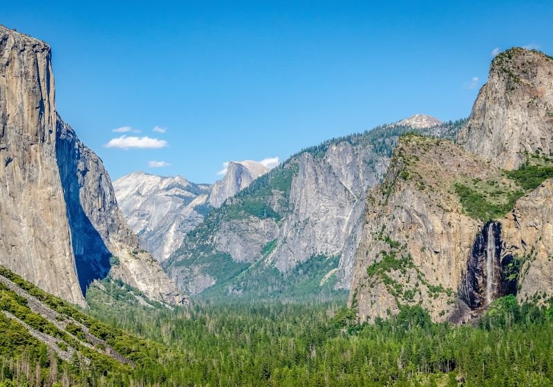 Vista panorâmica do Vale de Yosemite com montanhas