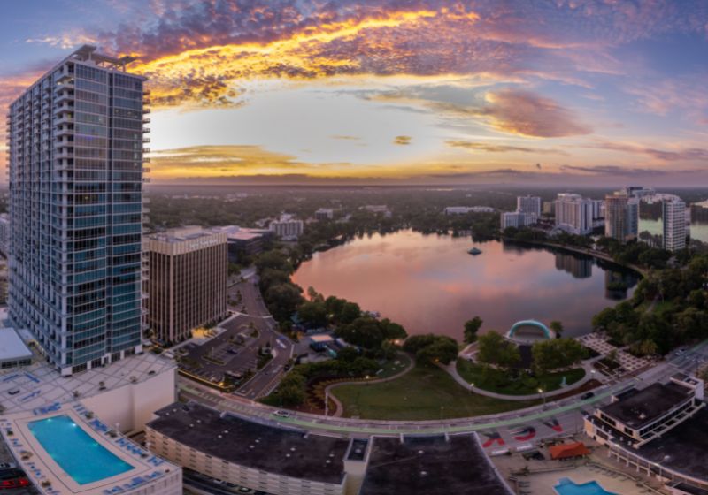 Vista panorâmica do lago ao pôr do sol