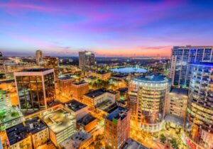Vista panorâmica da cidade iluminada ao entardecer