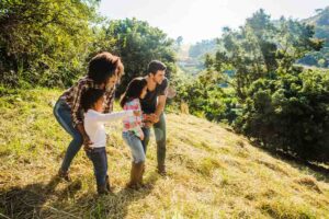 Família feliz brincando em campo verde