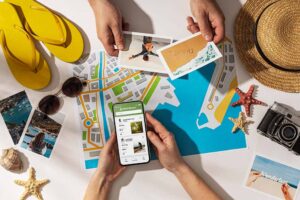 Planejamento de viagem com mapa e smartphone